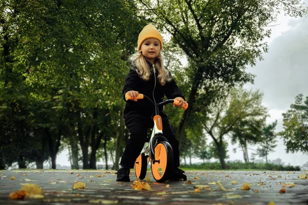 Bambina Cutie Cavalca Bicicletta Parco Autunnale — Foto Stock