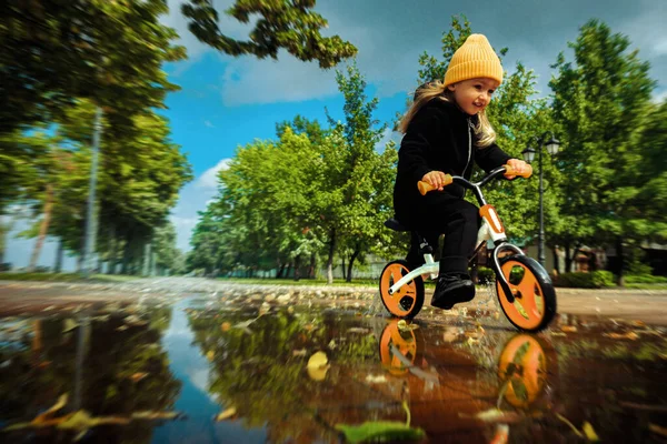 Cutie Mała Dziewczynka Jedzie Przez Kałuże Rowerze Jesiennym Parku — Zdjęcie stockowe