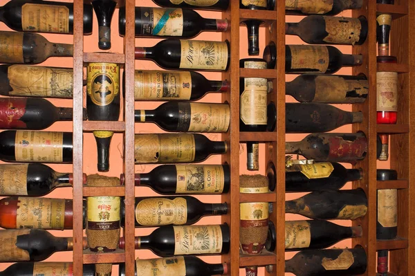 Alte Rioja-Weinflaschen lizenzfreie Stockbilder