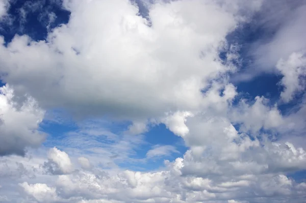 Nuages et ciel bleu — Photo