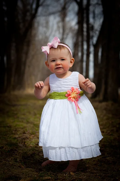 ormanda beyaz elbiseli bebek