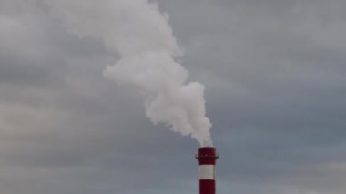 Gaz ve yakıtla ısıtılan bacadan çıkan duman ve ısıtma tesisi..