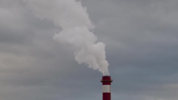 Dym Komina Elektrowni Ciepłowni Który Ogrzewany Jest Olejem Napędowym Gazem — Wideo stockowe
