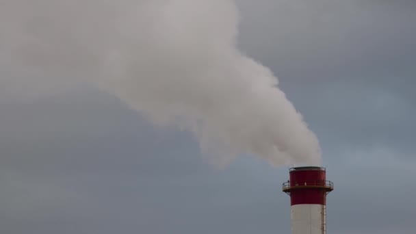 Rök Från Skorsten Från Kraftvärmeverk Som Värms Upp Med Eldningsolja — Stockvideo