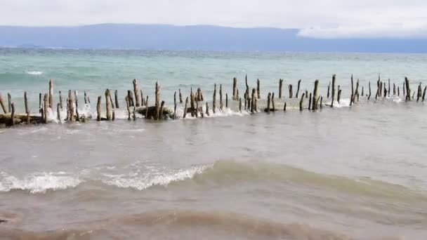 Wellen Schlagen Hart Auf Das Ufer Und Verstreuen Die Überreste — Stockvideo