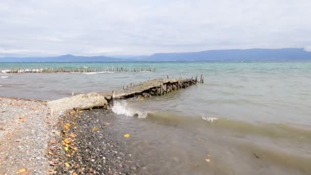 Wellen Schlagen Hart Auf Das Ufer Und Verstreuen Die Überreste — Stockvideo