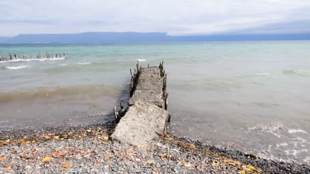 Wellen Schlagen Hart Auf Das Ufer Und Verstreuen Die Überreste — Stockvideo