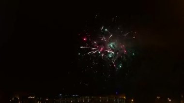 Gece gökyüzünde 4K çözünürlükte patlamaların detaylarıyla güzel havai fişekler.