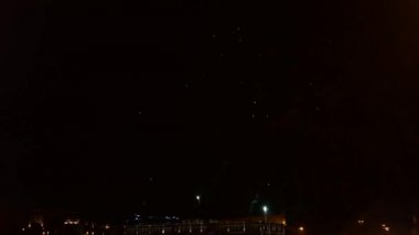 Gece gökyüzünde 4K çözünürlükte patlamaların detaylarıyla güzel havai fişekler.