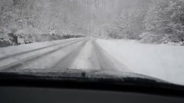 Karla kaplı bir yolda araba sürmek..