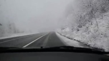 Karla kaplı bir yolda araba sürmek..
