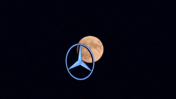 Mercedes Benz Skylt Eller Logotyp Roterar Taket Och Fullmåne Visas — Stockvideo