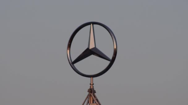 Mercedes Benz Schild Oder Logo Rotiert Auf Dem Dach — Stockvideo