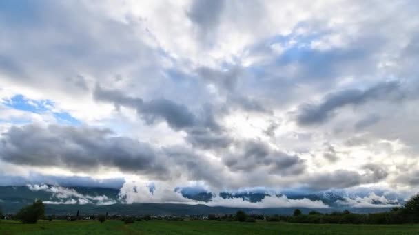 Time Lapse Βίντεο Ηλιοβασίλεμα Πίσω Από Βουνά Και Κινούμενα Σύννεφα — Αρχείο Βίντεο