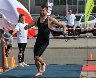 Üsküp, Makedonya, 14 Mayıs 2022. Ülkemizdeki büyük triatlon yarışması. Atletler çeşitli kategorilerde yüzme, bisiklet ve koşuda yarıştılar..