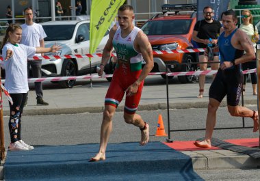 Üsküp, Makedonya, 14 Mayıs 2022. Ülkemizdeki büyük triatlon yarışması. Atletler çeşitli kategorilerde yüzme, bisiklet ve koşuda yarıştılar..