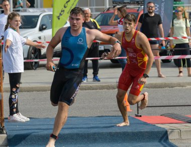 Üsküp, Makedonya, 14 Mayıs 2022. Ülkemizdeki büyük triatlon yarışması. Atletler çeşitli kategorilerde yüzme, bisiklet ve koşuda yarıştılar..
