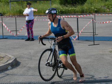 Üsküp, Makedonya, 14 Mayıs 2022. Ülkemizdeki büyük triatlon yarışması. Atletler çeşitli kategorilerde yüzme, bisiklet ve koşuda yarıştılar..