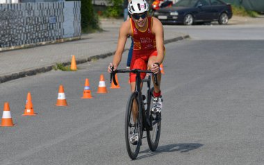 Üsküp, Makedonya, 14 Mayıs 2022. Ülkemizdeki büyük triatlon yarışması. Atletler çeşitli kategorilerde yüzme, bisiklet ve koşuda yarıştılar..