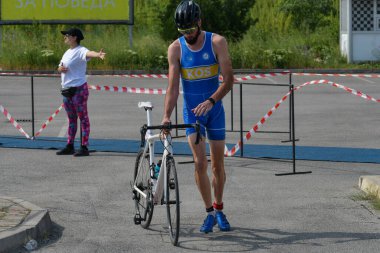 Üsküp, Makedonya, 14 Mayıs 2022. Ülkemizdeki büyük triatlon yarışması. Atletler çeşitli kategorilerde yüzme, bisiklet ve koşuda yarıştılar..