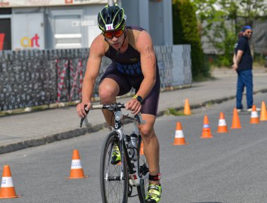 Üsküp, Makedonya, 14 Mayıs 2022. Ülkemizdeki büyük triatlon yarışması. Atletler çeşitli kategorilerde yüzme, bisiklet ve koşuda yarıştılar..