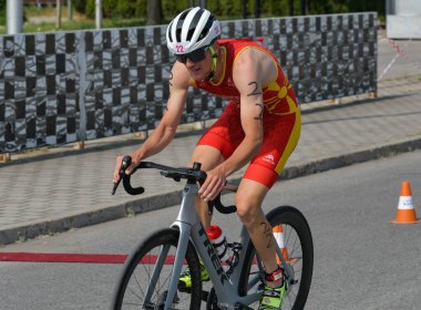 Üsküp, Makedonya, 14 Mayıs 2022. Ülkemizdeki büyük triatlon yarışması. Atletler çeşitli kategorilerde yüzme, bisiklet ve koşuda yarıştılar..