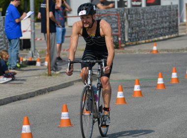 Üsküp, Makedonya, 14 Mayıs 2022. Ülkemizdeki büyük triatlon yarışması. Atletler çeşitli kategorilerde yüzme, bisiklet ve koşuda yarıştılar..