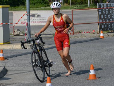 Üsküp, Makedonya, 14 Mayıs 2022. Ülkemizdeki büyük triatlon yarışması. Atletler çeşitli kategorilerde yüzme, bisiklet ve koşuda yarıştılar..
