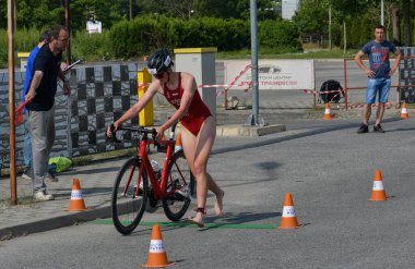 Üsküp, Makedonya, 14 Mayıs 2022. Ülkemizdeki büyük triatlon yarışması. Atletler çeşitli kategorilerde yüzme, bisiklet ve koşuda yarıştılar..