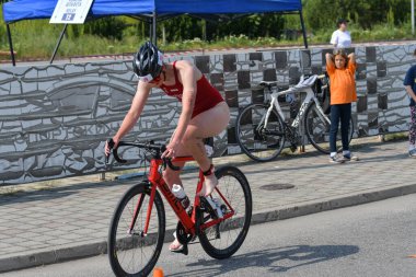 Üsküp, Makedonya, 14 Mayıs 2022. Ülkemizdeki büyük triatlon yarışması. Atletler çeşitli kategorilerde yüzme, bisiklet ve koşuda yarıştılar..
