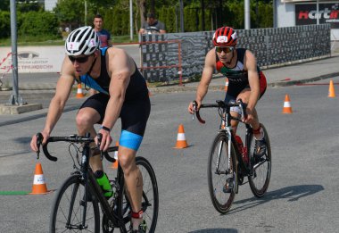 Üsküp, Makedonya, 14 Mayıs 2022. Ülkemizdeki büyük triatlon yarışması. Atletler çeşitli kategorilerde yüzme, bisiklet ve koşuda yarıştılar..