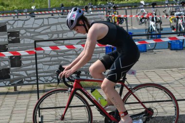 Üsküp, Makedonya, 14 Mayıs 2022. Ülkemizdeki büyük triatlon yarışması. Atletler çeşitli kategorilerde yüzme, bisiklet ve koşuda yarıştılar..