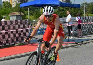 Üsküp, Makedonya, 14 Mayıs 2022. Ülkemizdeki büyük triatlon yarışması. Atletler çeşitli kategorilerde yüzme, bisiklet ve koşuda yarıştılar..