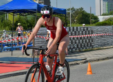Üsküp, Makedonya, 14 Mayıs 2022. Ülkemizdeki büyük triatlon yarışması. Atletler çeşitli kategorilerde yüzme, bisiklet ve koşuda yarıştılar..