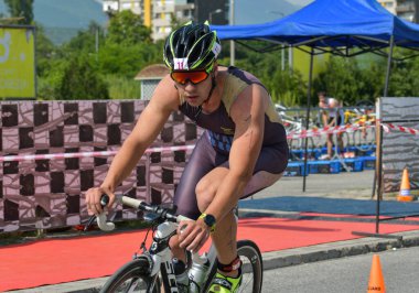 Üsküp, Makedonya, 14 Mayıs 2022. Ülkemizdeki büyük triatlon yarışması. Atletler çeşitli kategorilerde yüzme, bisiklet ve koşuda yarıştılar..