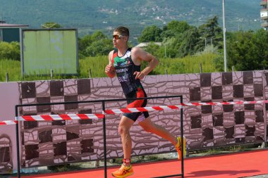 Üsküp, Makedonya, 14 Mayıs 2022. Ülkemizdeki büyük triatlon yarışması. Atletler çeşitli kategorilerde yüzme, bisiklet ve koşuda yarıştılar..