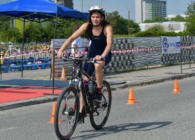 Üsküp, Makedonya, 14 Mayıs 2022. Ülkemizdeki büyük triatlon yarışması. Atletler çeşitli kategorilerde yüzme, bisiklet ve koşuda yarıştılar..