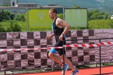 Üsküp, Makedonya, 14 Mayıs 2022. Ülkemizdeki büyük triatlon yarışması. Atletler çeşitli kategorilerde yüzme, bisiklet ve koşuda yarıştılar..