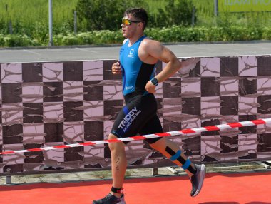 Üsküp, Makedonya, 14 Mayıs 2022. Ülkemizdeki büyük triatlon yarışması. Atletler çeşitli kategorilerde yüzme, bisiklet ve koşuda yarıştılar..