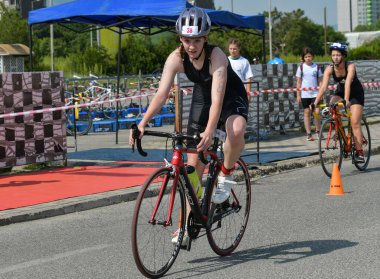 Üsküp, Makedonya, 14 Mayıs 2022. Ülkemizdeki büyük triatlon yarışması. Atletler çeşitli kategorilerde yüzme, bisiklet ve koşuda yarıştılar..