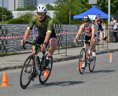 Üsküp, Makedonya, 14 Mayıs 2022. Ülkemizdeki büyük triatlon yarışması. Atletler çeşitli kategorilerde yüzme, bisiklet ve koşuda yarıştılar..