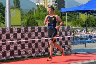 Üsküp, Makedonya, 14 Mayıs 2022. Ülkemizdeki büyük triatlon yarışması. Atletler çeşitli kategorilerde yüzme, bisiklet ve koşuda yarıştılar..