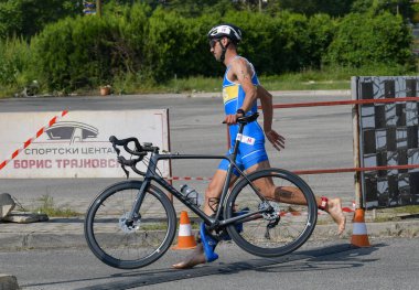 Üsküp, Makedonya, 14 Mayıs 2022. Ülkemizdeki büyük triatlon yarışması. Atletler çeşitli kategorilerde yüzme, bisiklet ve koşuda yarıştılar..