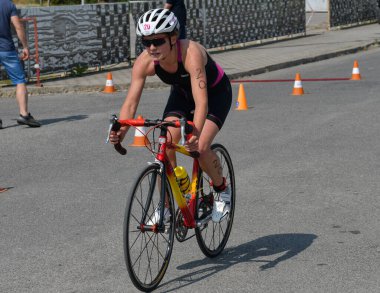 Üsküp, Makedonya, 14 Mayıs 2022. Ülkemizdeki büyük triatlon yarışması. Atletler çeşitli kategorilerde yüzme, bisiklet ve koşuda yarıştılar..