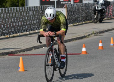 Üsküp, Makedonya, 14 Mayıs 2022. Ülkemizdeki büyük triatlon yarışması. Atletler çeşitli kategorilerde yüzme, bisiklet ve koşuda yarıştılar..