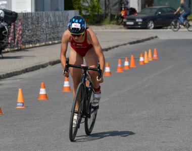 Üsküp, Makedonya, 14 Mayıs 2022. Ülkemizdeki büyük triatlon yarışması. Atletler çeşitli kategorilerde yüzme, bisiklet ve koşuda yarıştılar..