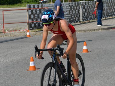 Üsküp, Makedonya, 14 Mayıs 2022. Ülkemizdeki büyük triatlon yarışması. Atletler çeşitli kategorilerde yüzme, bisiklet ve koşuda yarıştılar..