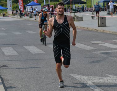 Üsküp, Makedonya, 14 Mayıs 2022. Ülkemizdeki büyük triatlon yarışması. Atletler çeşitli kategorilerde yüzme, bisiklet ve koşuda yarıştılar..