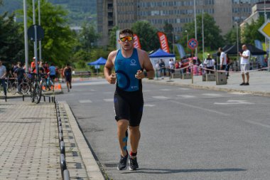Üsküp, Makedonya, 14 Mayıs 2022. Ülkemizdeki büyük triatlon yarışması. Atletler çeşitli kategorilerde yüzme, bisiklet ve koşuda yarıştılar..