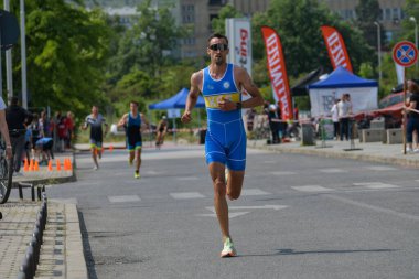 Üsküp, Makedonya, 14 Mayıs 2022. Ülkemizdeki büyük triatlon yarışması. Atletler çeşitli kategorilerde yüzme, bisiklet ve koşuda yarıştılar..